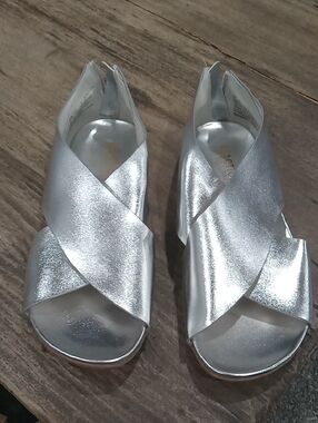 Reaction Kenneth Cole Silver Metallic Selena Flat Sandal Size 6 NWT